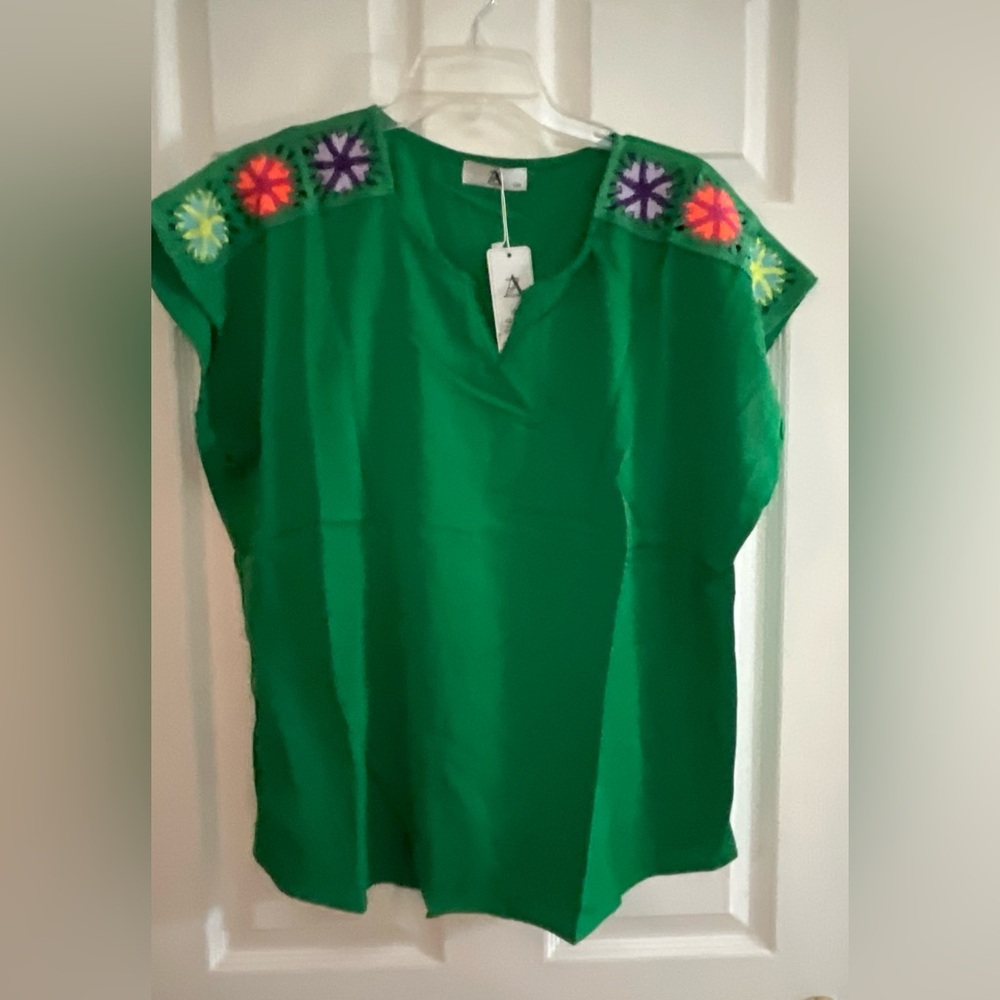 AZ-Women’s NWT Floral Embroidered Green Blouse S/M